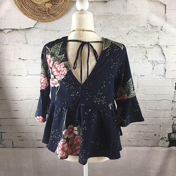 ❗️Sale ❗️  Floral Ruffle Crop Top - Picture 3 of 6